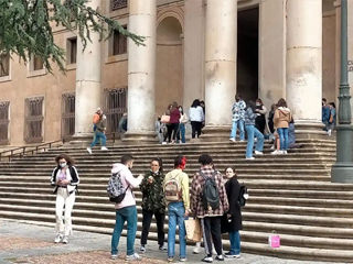 Estudiantes en las escaleras del Palacio de Anaya