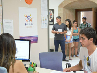 Chico joven inscribiéndose en la USAL