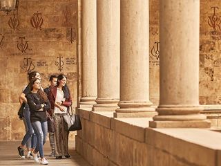 Chicas paseando por el claustro del Palacio de Anaya