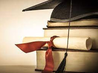 Recién graduados con sus bandas en las escaleras del Palacio de Anaya